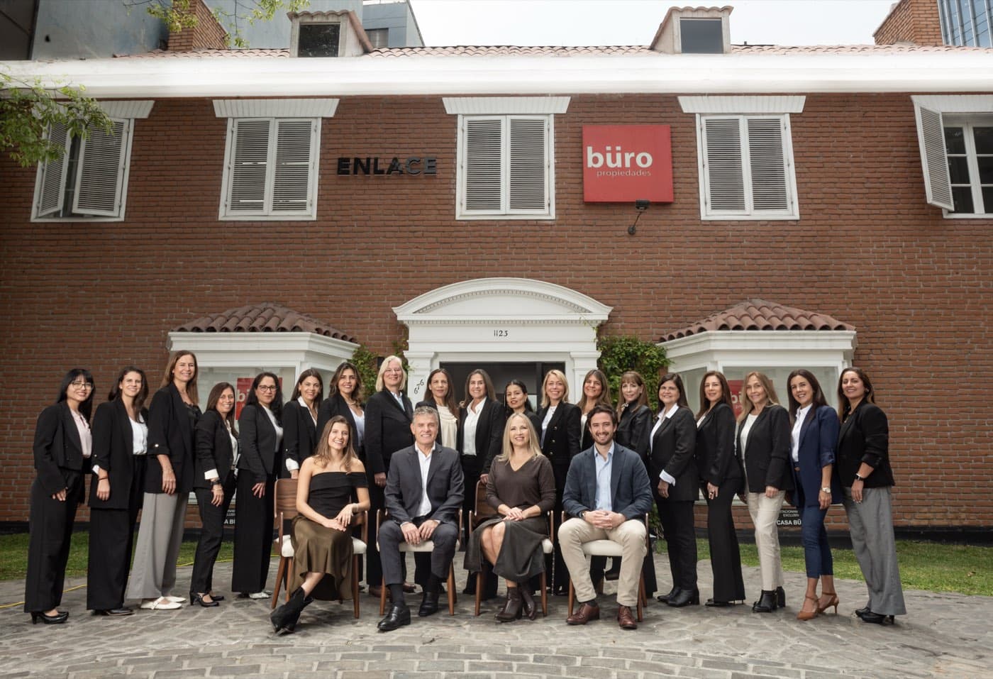 Equipo de Büro Propiedades frente a Casa Büro
